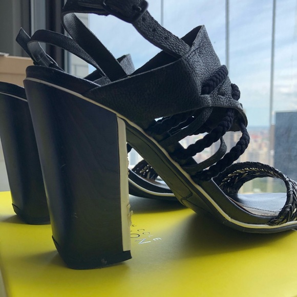 Kenneth Cole Reaction Art-Ful Black Sandal - Picture 8 of 12
